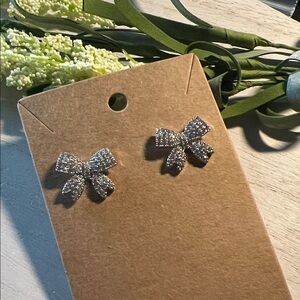 Bow stud earrings